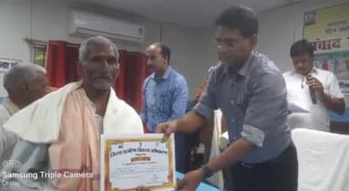 बेगूसराय: DRDA सभागार में मजदूर दिवस पर मनरेगा मजदूरों को DDC ने किया सम्मानित