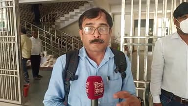 गोरखपुर: कोविड प्रोटोकॉल के मद्देनजर विकास भवन में रोज हो रही चेकिंग, मास्क लगाने व सैनिटाइजर प्रयोग की दी जा रही सलाह