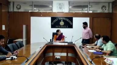 पंचकूला: कार्यालय परिसर में उपायुक्त डॉ.प्रियंका सोनी ने चंडीगढ़-बद्दी रेलवे परियोजना को लेकर अधिकारियों के साथ की बैठक
