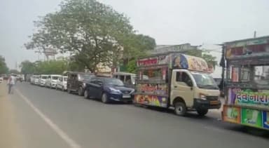 बलरामपुर: शहर बलरामपुर के अंबेडकर तिराहा से लेकर वीर विनय चौक तक लगा ट्रैफिक जाम, ट्रैफिक पुलिस कर रही नियंत्रित