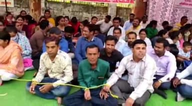 बैतूल नगर: कलेक्ट्रेड रोड पर हाथ में रस्सी बांध कर संविदा स्वास्थ्य कर्मचारियों ने मजदूर दिवस को बंधुआ संविदा दिवस के रुप में मनाया