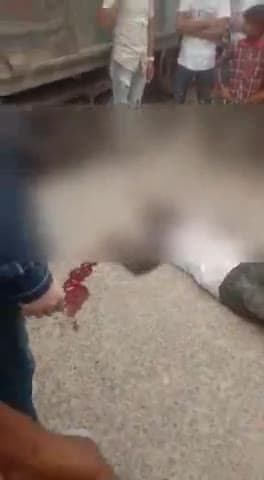 गोंडा: इटियाथोक रेलवे स्टेशन पर सेल्फी लेने के चक्कर में युवक ट्रेन पर चढ़ा, हाई वोल्टेज करंट के चपेट में आकर झुलसा