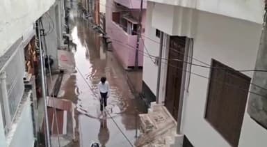 बुलंदशहर: आनंद विहार मोहल्ले में तेज बारिश के चलते भरा पानी, आम जनता परेशान