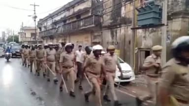 बलरामपुर: आगामी नगर निकाय चुनाव के दृष्टिगत सीओ सिटी ने कोतवाली नगर पुलिस के साथ नगर के भीड़-भाड़ वाले स्थानों पर किया फ्लैग मार्च