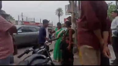 गोरखपुर: गोलघर के शास्त्री चौक पर महिला और ऑटो ड्राइवर के बीच हुई मारपीट, घटना का वीडियो हुआ वायरल