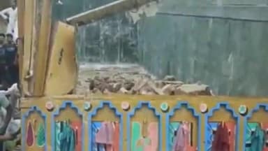 कामां: कामां के लेवड़ा गांव में अनियंत्रित ट्रक ने मकान की दीवार को किया धराशाई एक महिला सहित चार बच्चे दबने से हुए घायल