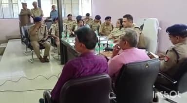 उन्नाव: उन्नाव डीएम व एसपी ने नगर निकाय चुनाव को लेकर अधिकारियों को किया ब्रीफ,दिया उचित दिशा निर्देश