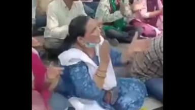 हुज़ूर: भोपाल में डॉ. प्रभुराम चौधरी के बंगले के बाहर 
स्वास्थ्यकर्मीयो ने करीब 5 घंटे सड़क पर बैठकर प्रदर्शन किया