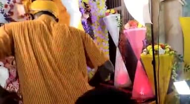 शुभ विवाह में दुल्हन और दूल्हे को पेड़ देकर सम्मानित किया हर हर महादेव