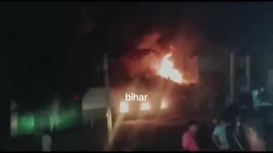 बिहार: चक राशलपुर  बायपास में ट्रैक्टर शो रूम में चोरी करने के दौरान चोर ने लगाई आग ,करोड़ों का हुआ नुकसान