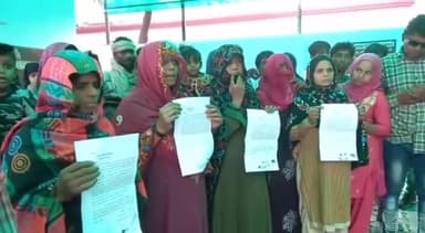 मेरठ: कुडला से ग्रामीणों ने एसएसपी ऑफिस पहुंच कर ग्राम प्रधान के देवर पर पुलिसकर्मियों के साथ मिलकर परेशान करने का लगाया आरोप