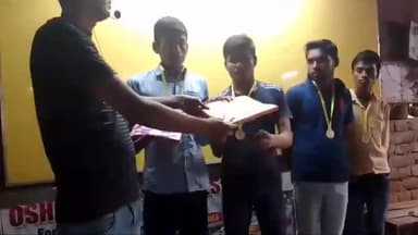 हिलसा: शिव नगर के ओशो मैथ क्लास में समाजसेवी संतोष कुमार ने पर्यावरण संरक्षण को लेकर पौधे लगाने की छात्रों से की अपील