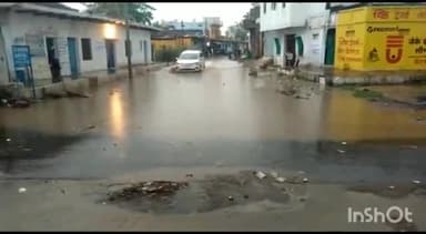 हटा: रनेह गांव में बारिश से सड़कें हुई जलमग्न, जल निकासी के अभाव में राहगीरों को हो रही परेशानी