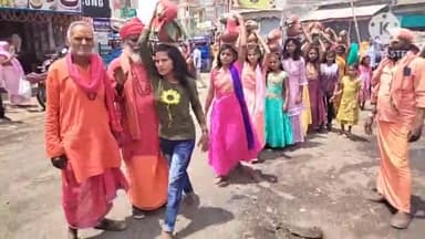 बेलहर: भोजपुर गांव में रामधुन अष्ट्याम संकीर्तन को लेकर निकाली गई कलश शोभा यात्रा, उमड़ी श्रद्धालुओं की भीड़