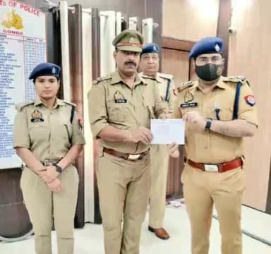 गोंडा: SP गोंडा ने छात्रवृत्ति चेक देकर पुलिसकर्मियों को किया सम्मानित, उनके मेधावी बच्चों को प्रदान की गई छात्रवृत्ति