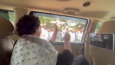 कांग्रेस महासचिव प्रियंका गांधी Mandya पहुंची। रास्ते में खड़े आम लोगों का अभिवादन किया।
#karnatakaelections2023