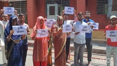 धौलपुर: कलेक्ट्रेट पहुंचे वॉर्ड 7 के लोगों ने जिला कलेक्टर को सौंपा ज्ञापन व चुनाव का किया बहिष्कार