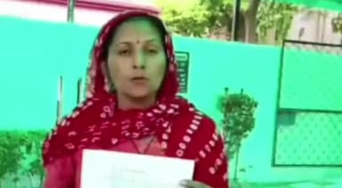 मेरठ: मवाना से एसएसपी ऑफिस पहुंची महिला ने दबंगों पर लगाया पति पर धारदार हथियारों से हमला करने का आरोप, लगाई न्याय की गुहार