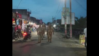 इकौना: नवीन मॉडर्न पुलिस थाना श्रावस्ती ने निकाय चुनाव के दृष्टिगत पुलिसकर्मियों के साथ कटरा कस्बे में पैदल की गश्त