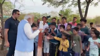 देश का भविष्य कटीले तार के उस पार
देश के प्रधानमंत्री कटिले तार के इस पार
आने वाला समय कटीले तारों में ही उलझा कर रह जाएगा