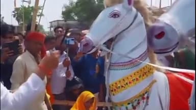 बोखड़ा: बागरबन में आयोजित महावीरी झंडा में पूर्व मंत्री मुकेश सहनी ने की पूजा-अर्चना