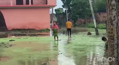 मुज़फ्फरनगर: थाना चरथावल क्षेत्र अंतर्गत लगातार हो रही बारिश के कारण रोनीहर्जीपुर गांव में धार्मिक स्थल व घरों में घुसा पानी