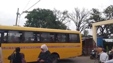 इकौना: पोलिंग बूथों के लिए तहसील इकौना से पोलिंग पार्टियां हुई रवाना