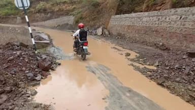 मोरनी: मोरनी नीमवाला रोड का निर्माण कार्य चलने के कारण सड़क पर भरा पानी दो पहिया वाहन चालकों के लिए बना परेशानी का कारण