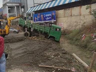 #jabalpurkhabr मदन महल अंडर ब्रिज के पास नाले में घुसा ट्रक इससे बड़ी मुश्किल से निकाला