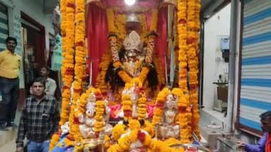 डग: कस्बे के सिद्धेश्वर महादेव मंदिर में शिव परिवार मूर्ति की प्राण प्रतिष्ठा महोत्सव के तहत निकाली गई मंगल कलश व शोभायात्रा