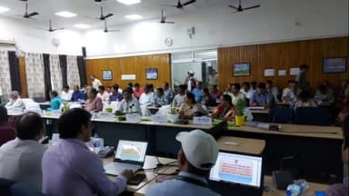 बिहार: संभावित बाढ़ और सुखाड़ की तैयारी को लेकर प्रभारी मंत्री विजय कुमार चौधरी ने हरदेव भवन में अधिकारियों के साथ की बैठक