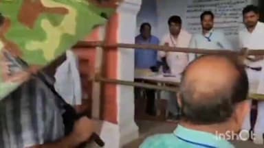 गोंडा: शहीदे आजम सरदार भगत सिंह इंटर कॉलेज में पोलिंग पार्टी की रवानगी का डीएम ने लिया जायजा, दिए आवश्यक दिशा-निर्देश