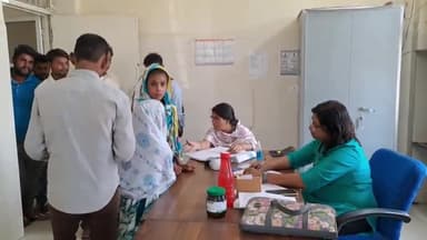 खुरई: 3 सूत्रीय मांगों को लेकर हड़ताल पर बैठे खुरई सिविल अस्पताल के डॉक्टर, मरीजों को हो रही परेशानी