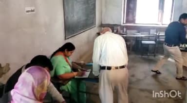 मुज़फ्फरनगर: जैन इंटर कॉलेज प्रेमपुरी में नगर निकाय चुनाव के मतदान को लेकर भारी पुलिस बल तैनात