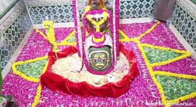 बाबा बैजनाथ महादेव का भांग से हुआ आकर्षक श्रंगार, बड़ी संख्या में दर्शन करने पहुंचे श्रद्धालु।