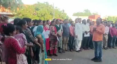 धौलपुर: कलेक्ट्रेट पर शिक्षकों ने तबादलों से रोक हटाने की मांग को लेकर किया विरोध प्रदर्शन