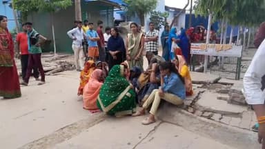 बेगूसराय: चकिया स्टेशन के पास ट्रेन से गिरकर एक युवक की हुई मौत, शव को देखने सदर अस्पताल पहुंचे परिजन