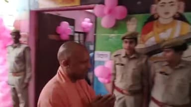 गोरखपुर: सीएम योगी ने गोरखनाथ कन्या प्राथमिक विद्यालय में सबसे पहले किया मतदान, जनता से की मतदान करने की अपील