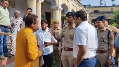 मुज़फ्फरनगर: सर्कुलर रोड स्थित छोटू राम डिग्री इंटर कॉलेज में DM-SSP के द्वारा किया गया मतदान केंद्रों का निरीक्षण, दिए निर्देश