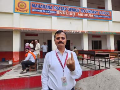 गोरखपुर: निकाय चुनाव में जिले के वरिष्ठ अधिकारियों ने चुनावी ड्यूटी स्थल पर किया मतदान, लोगों को किया प्रेरित