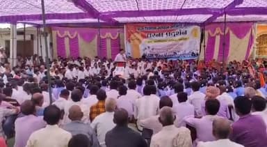 राजनीति खराब नहीं है, कुछ राजनेता ख़राब हैं जिन्होंने राजनीति जैसी एक पवित्र सेवा के कार्य को कलंकित कर दिया है। कि आज लोग एक राजनेता बनने के बजाय चपरासी बनना पसंद करते हैं।
#राजनीति  #पवित्र  #सेवा #कार्य #पॉवर #पवित्रराजनीति #लीडरशिप