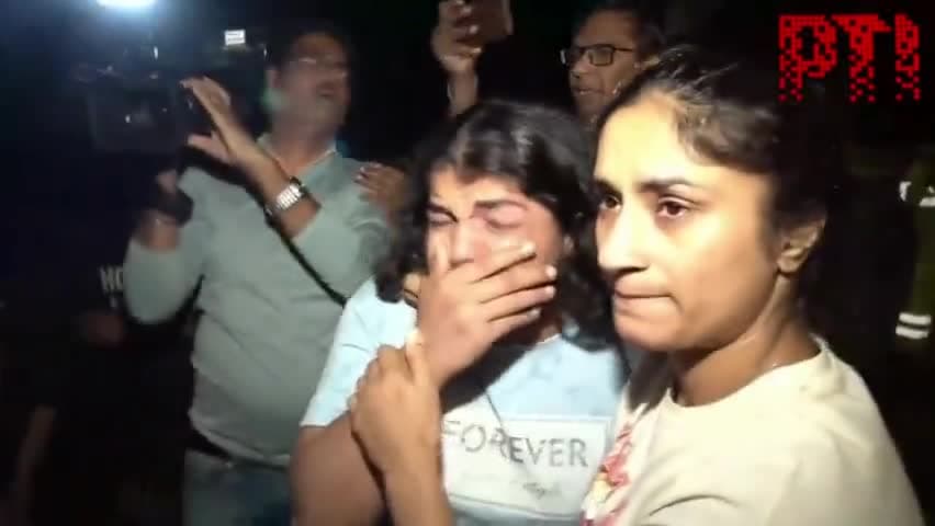 जो रो रही है न ,जानते है कौन है ,ये ओलंम्पिक इतिहास में देश की इकलौती मेडलिस्ट है महिला कुश्ती में
#ArrestBrajBhushanNow