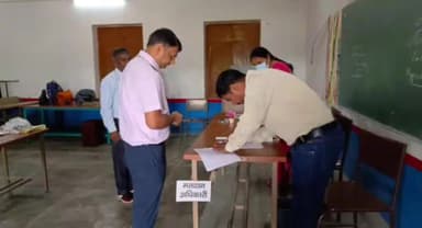 गोंडा: जिले के 10 नगर निकायों में मतदान हुआ शुरू, मंडलायुक्त व जिलाधिकारी ने किया मतदान व बूथों का लिया जायजा