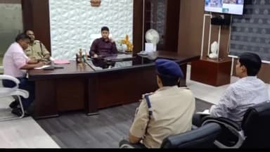 सासाराम: डीएम धर्मेंद्र कुमार ने कलेक्ट्रेट के अपने कार्यालय में विभिन्न विभागों के अधिकारियों के साथ की बैठक