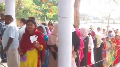 बहराइच: जनपद में 358 पोलिंग बूथों पर 11 बजे तक हुआ 22.87% मतदान, डीएम व एसपी ने लिया मतदान स्थलों का जायज़ा