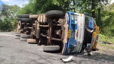 दरभा: झीरम घाटी के एस मोड़ पर अनियंत्रित होकर पलटा मछली दाने से भरा ट्रक वाहन