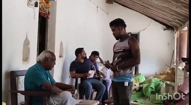 जमीन संबंधित दस्तावेज की समस्या को लेकर श्रीकोट पहुंचा एक युवक, सामरी विधायक चिंतामणि महाराज से की मुलाकात