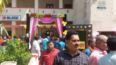 मुगलसराय: डीडीयू नगर के नगर पालिका इंटर कॉलेज स्थित बने पिंक बूथ व मॉडल बूथ पर नए मतदाता व युवाओं ने बढ़-चढ़कर किया मतदान