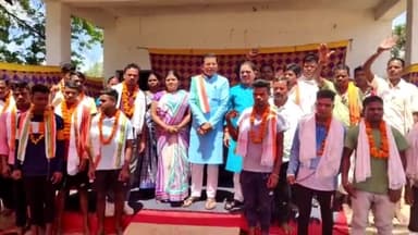 कोंडागांव: विधायक मोहन मरकाम के कार्य से प्रभावित होकर बड़े बंजोड़ा के 15 भाजपा कार्यकर्ता कांग्रेस में हुए शामिल