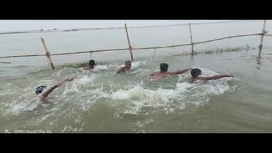 बेगूसराय: आपदा विभाग गंगा नदी में डूबने से बच्चों को बचाने के लिए सिमरिया मटिहानी बलिया एवं साहेबपुर कमाल में सिखा रहा है तैराकी